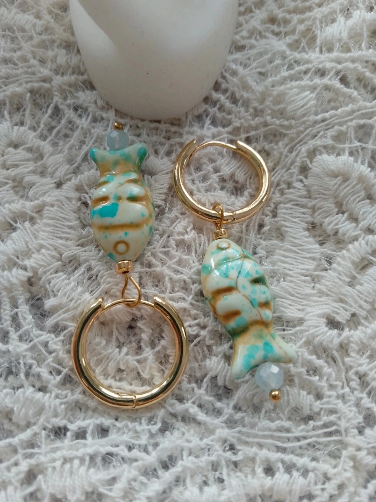 Boucles d'oreilles bohèmes créoles poissons en porcelaine et pierres naturelles doré et turquoise – photo 2